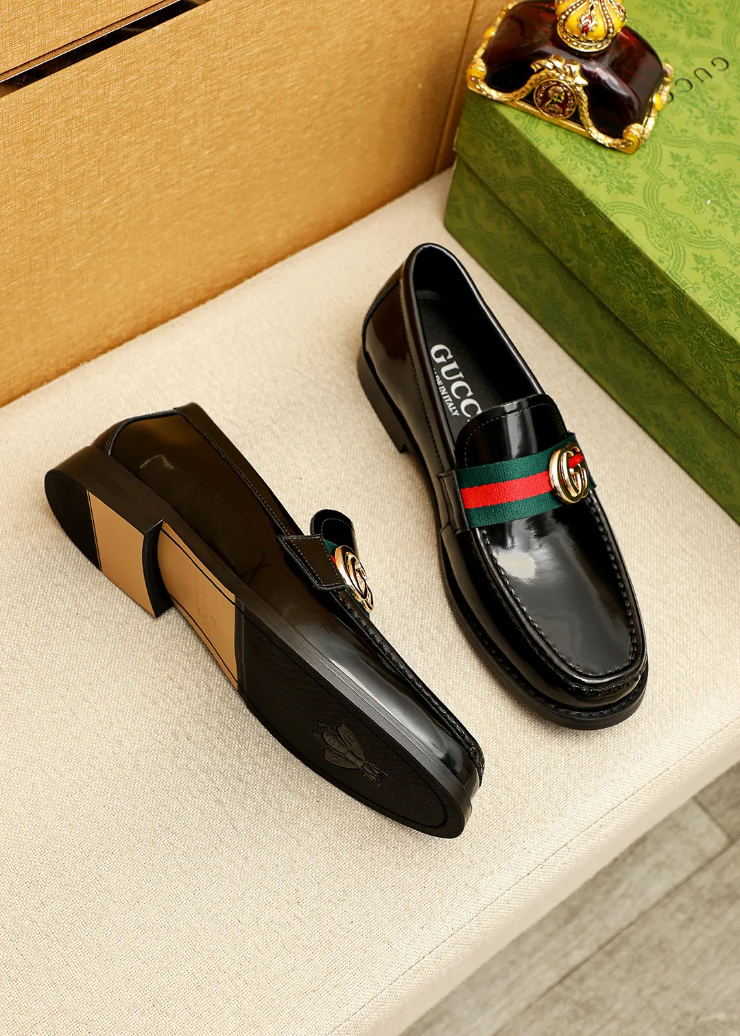 Men's shoes 💰480 💐 Product trademark: GUCCI "Gucci" casual leather shoes Regular size: 38-44 (45.46🉑️customized) Product materials: Selected imported first-layer open-edge beaded cowhide leather upper + luxury hardware buckle, imported water-dyed cowhide leather lining. Strong three-dimensional visual effect, original outsole color: 2 colors available